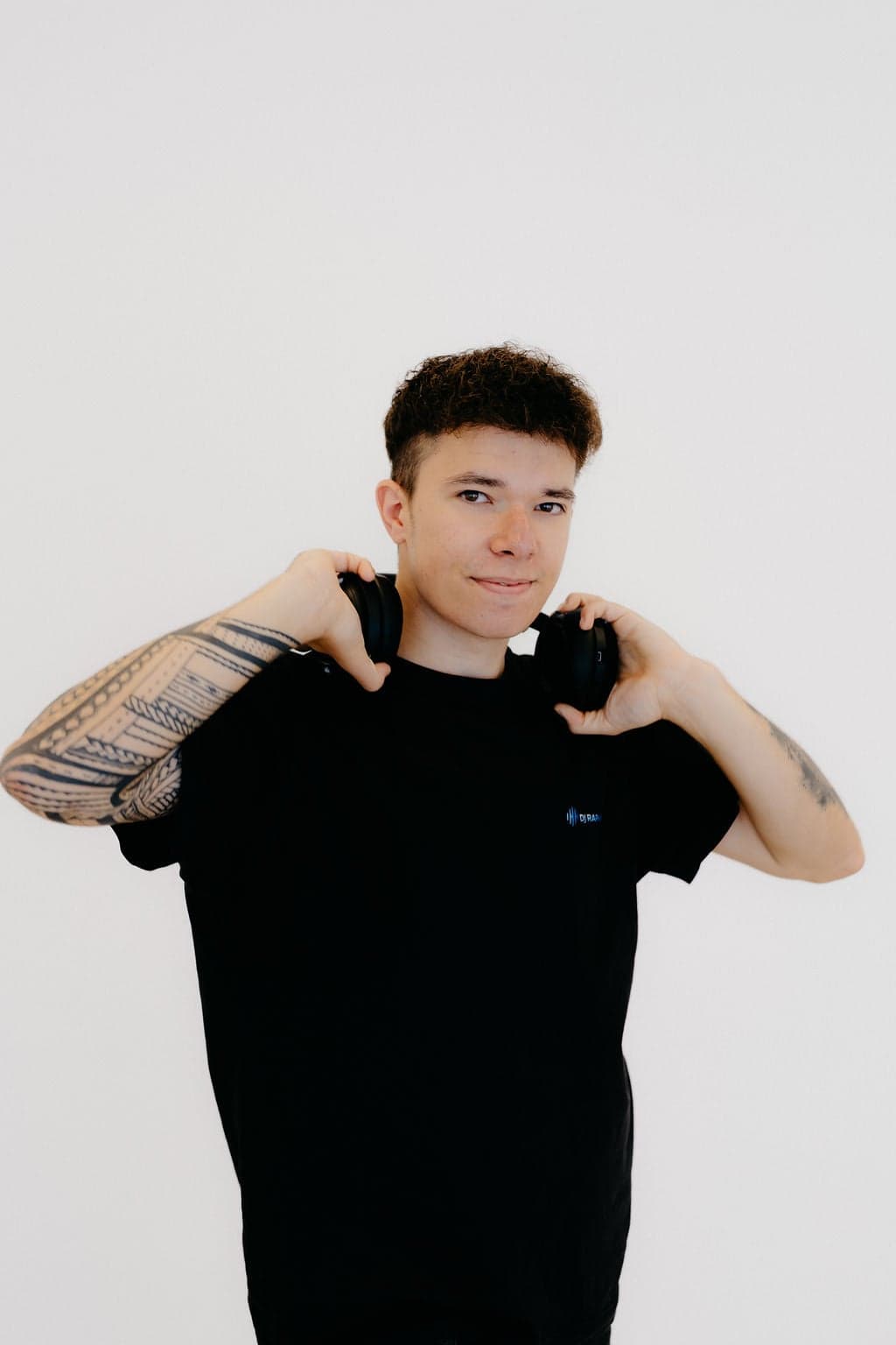 DJ RAPHX mit Kopfhörern